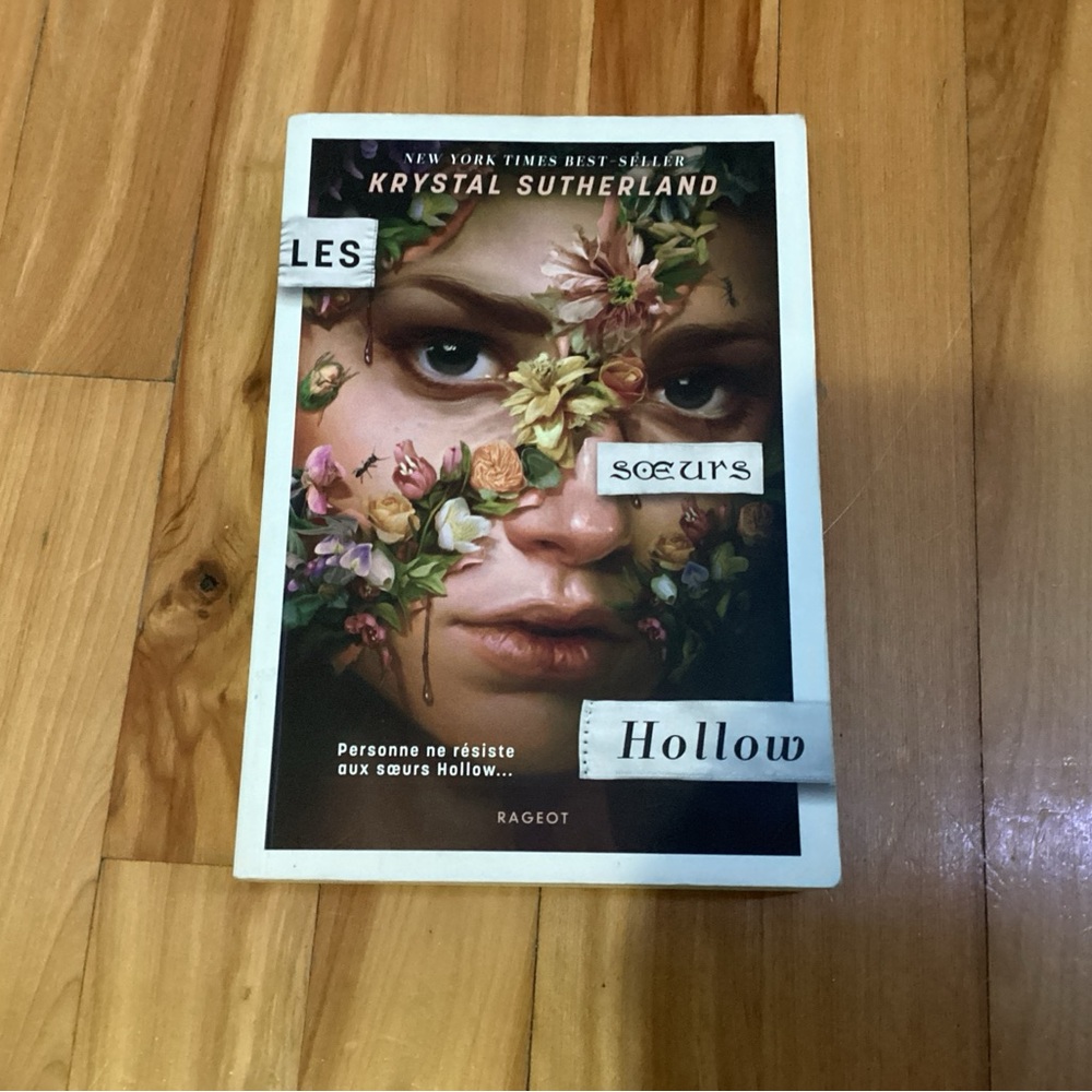 Les Sœurs Hollow Book by Krystal Sutherland